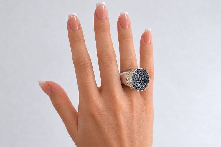 Bague 52.5 Bague chevalière bombée en or gris 18k, diamants noirs et saphirs jaunes 58 Facettes LP1957/MLNNB