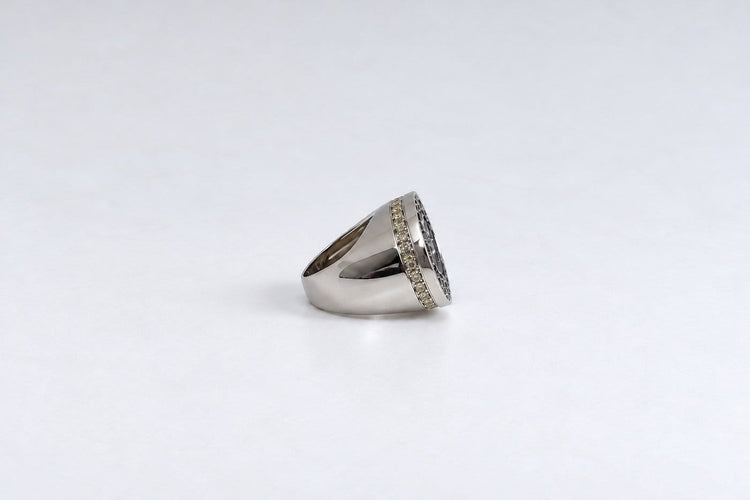 Bague 52.5 Bague chevalière bombée en or gris 18k, diamants noirs et saphirs jaunes 58 Facettes LP1957/MLNNB