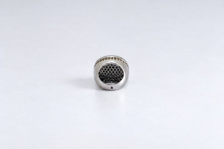 Bague 52.5 Bague chevalière bombée en or gris 18k, diamants noirs et saphirs jaunes 58 Facettes LP1957/MLNNB