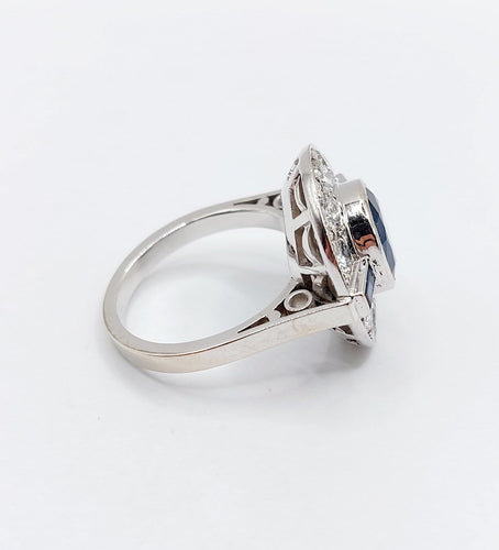 Bague 58 Bague cible Art déco en or blanc 18k, saphir 3 ct et diamants 1,50 ct 58 Facettes A08031