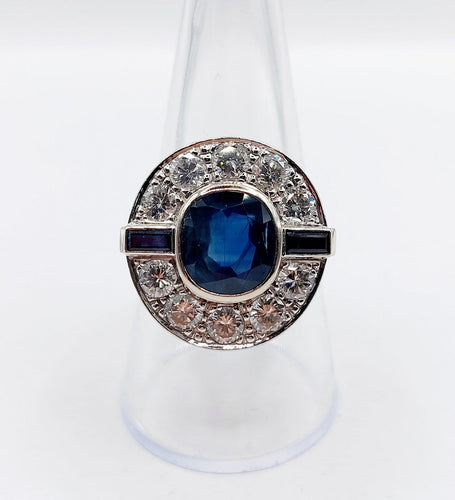 Bague 58 Bague cible Art déco en or blanc 18k, saphir 3 ct et diamants 1,50 ct 58 Facettes A08031