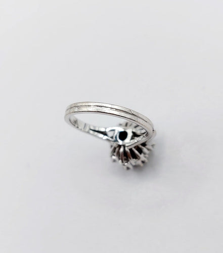 Bague 45 Bague marguerite vintage en or blanc 18k, saphir et diamants 58 Facettes A08033