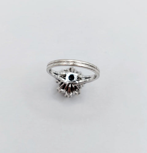 Bague 45 Bague marguerite vintage en or blanc 18k, saphir et diamants 58 Facettes A08033