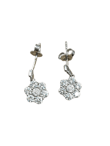 Boucles d'oreilles Boucles d’oreilles pendantes fleur en or blanc 18k et diamants 58 Facettes CV-148