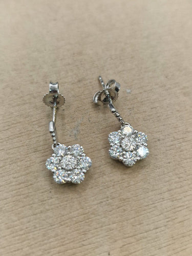 Boucles d'oreilles Boucles d’oreilles pendantes fleur en or blanc 18k et diamants 58 Facettes CV-148