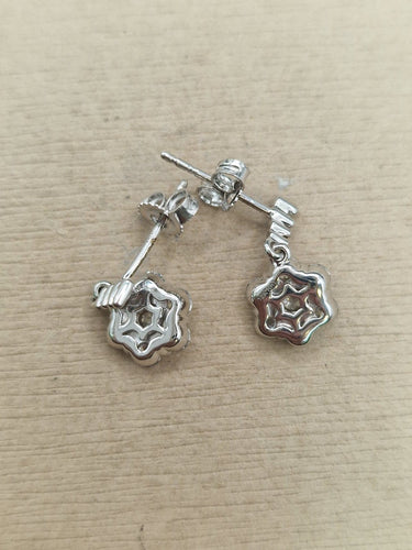 Boucles d'oreilles Boucles d’oreilles pendantes fleur en or blanc 18k et diamants 58 Facettes CV-148