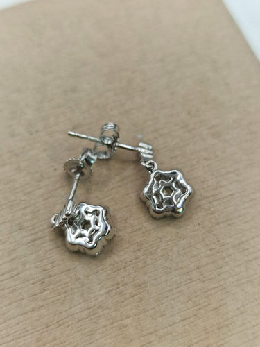 Boucles d'oreilles Boucles d’oreilles pendantes fleur en or blanc 18k et diamants 58 Facettes CV-148