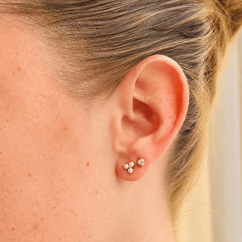 Boucles d'oreilles Puces d’oreilles en or jaune 14 carats à trois perles 58 Facettes 2609005