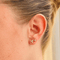 Boucles d'oreilles Puces d’oreilles en or jaune 14 carats à trois perles 58 Facettes 2609005