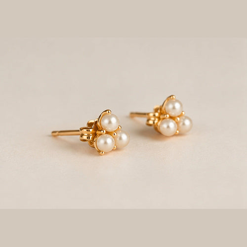 Boucles d'oreilles Puces d’oreilles en or jaune 14 carats à trois perles 58 Facettes 2609005