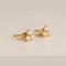 Boucles d'oreilles Puces d’oreilles en or jaune 14 carats à trois perles 58 Facettes 2609005