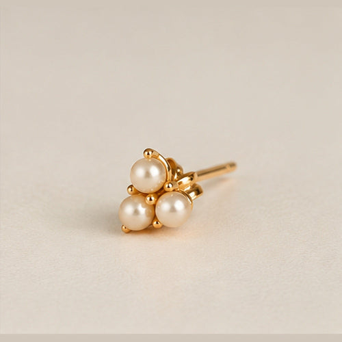 Boucles d'oreilles Puces d’oreilles en or jaune 14 carats à trois perles 58 Facettes 2609005