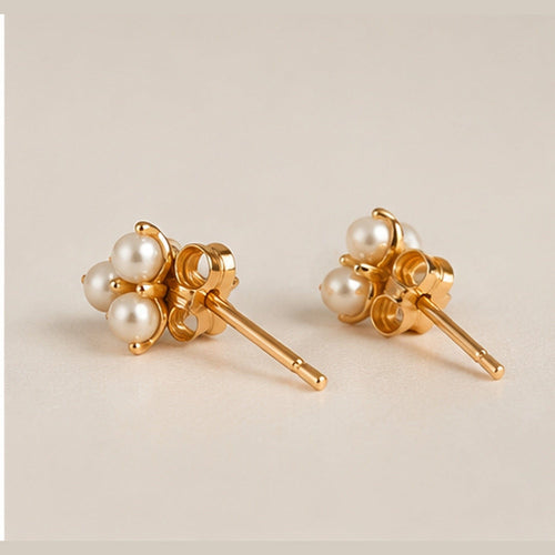 Boucles d'oreilles Puces d’oreilles en or jaune 14 carats à trois perles 58 Facettes 2609005