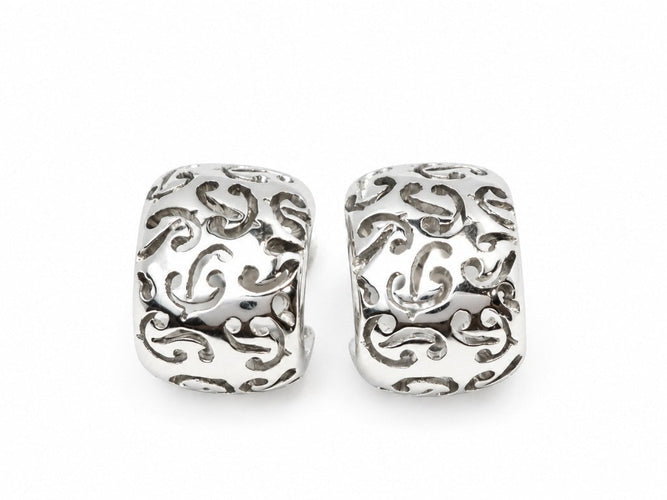 Boucles d'oreilles Poiray - Boucles d’oreilles vintage en or blanc 18 carats, monogramme ajouré 58 Facettes 33876