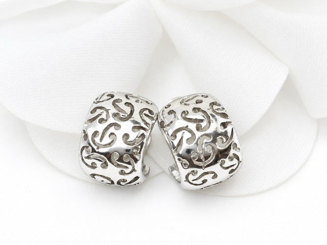 Boucles d'oreilles Poiray - Boucles d’oreilles vintage en or blanc 18 carats, monogramme ajouré 58 Facettes 33876