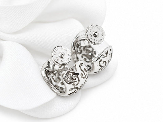 Boucles d'oreilles Poiray - Boucles d’oreilles vintage en or blanc 18 carats, monogramme ajouré 58 Facettes 33876