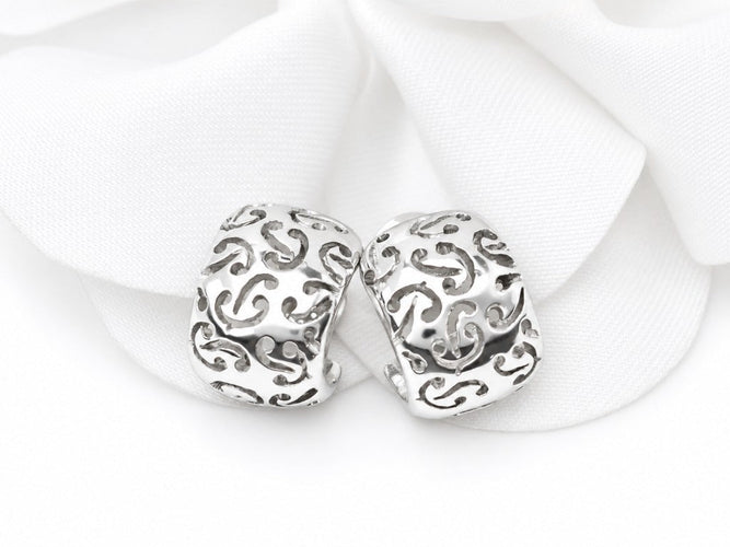 Boucles d'oreilles Poiray - Boucles d’oreilles vintage en or blanc 18 carats, monogramme ajouré 58 Facettes 33876