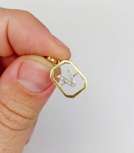 Pendentif Pendentif vintage en or 18k, lettre V et petits diamants 58 Facettes A07938