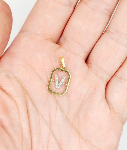 Pendentif Pendentif vintage en or 18k, lettre V et petits diamants 58 Facettes A07938
