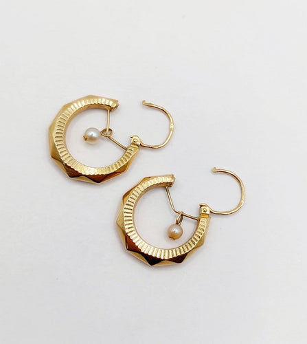 Boucles d'oreilles Créoles Art déco en or rose 18k, perle et motifs géométriques, vers 1940 58 Facettes A07943