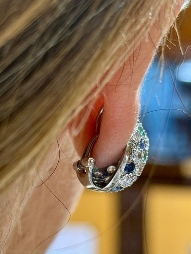 Boucles d'oreilles Boucles d’oreilles clip vintage en platine, diamants, saphirs et émeraudes 58 Facettes 89744