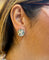 Boucles d'oreilles Boucles d’oreilles clip vintage en platine, diamants, saphirs et émeraudes 58 Facettes 89744