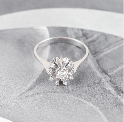 Bague 57 Bague rosette vintage en or blanc 18k avec diamants, 0,35 ct 58 Facettes 131172
