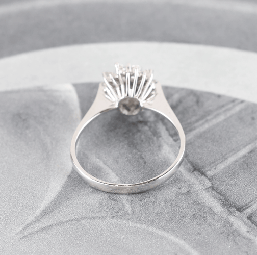 Bague 57 Bague rosette vintage en or blanc 18k avec diamants, 0,35 ct 58 Facettes 131172