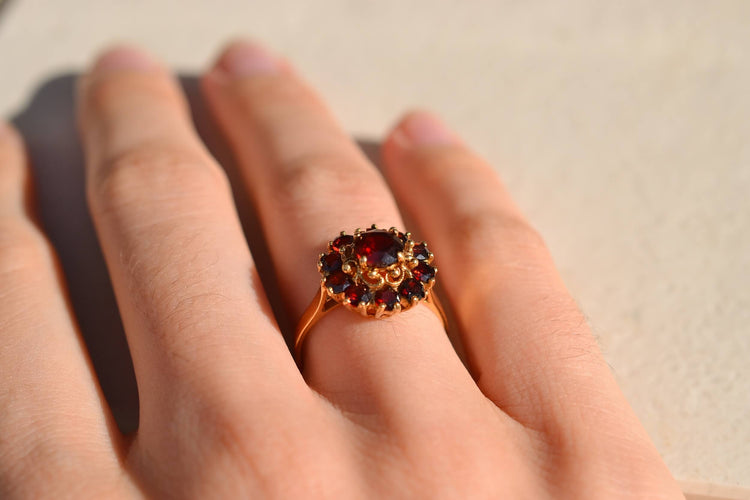 Bague 53 Bague marguerite en or jaune 18 carats et grenats 58 Facettes 4113