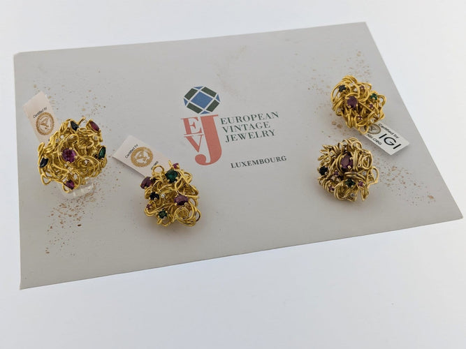 Boucles d'oreilles Luxembourg Creation - Ensemble de bijoux en or jaune 18 carats, émeraudes, saphirs et diamants 58 Facettes PA1525