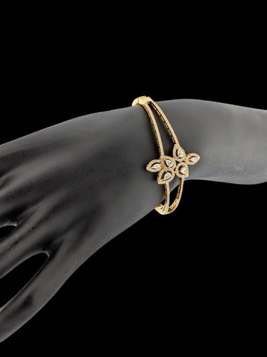Bracelet Bracelet rigide français en or jaune 18 carats serti de diamants naturels 58 Facettes BR1578