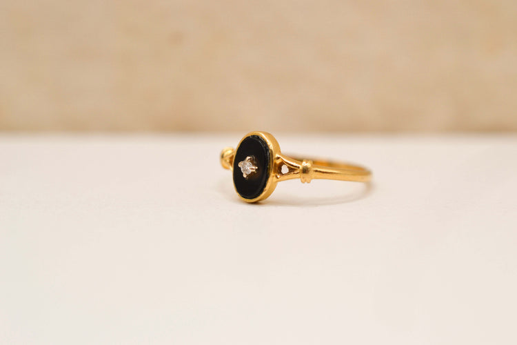 Bague Bague ovale en or jaune 18 carats, onyx et diamant 58 Facettes 4207
