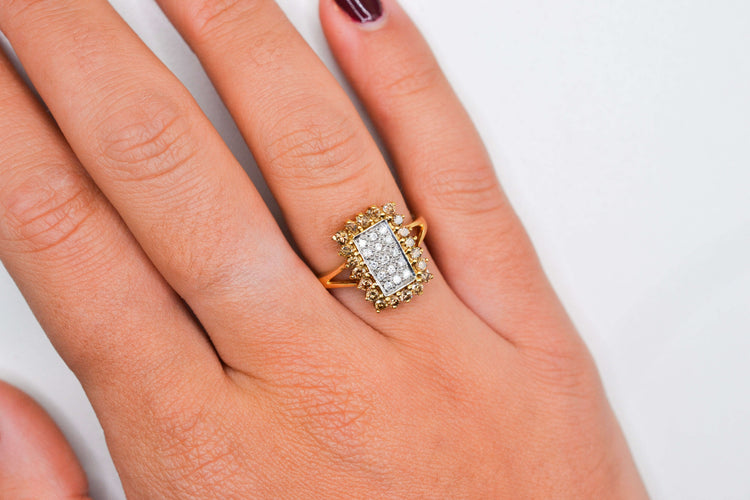 Bague 55 Bague rectangulaire en or jaune 18 carats, diamants blancs et champagne 58 Facettes 4226