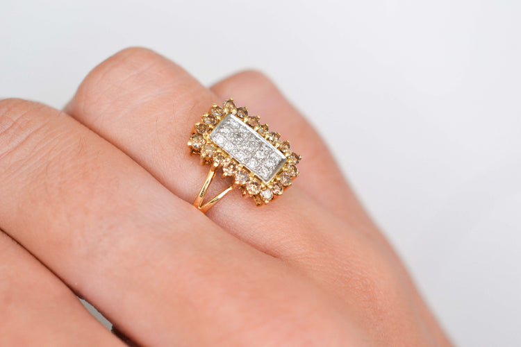 Bague 55 Bague rectangulaire en or jaune 18 carats, diamants blancs et champagne 58 Facettes 4226