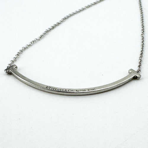 Pendentif Tiffany & Co. - Pendentif T Smile en or blanc 18k et diamants 58 Facettes seygarzv4y
