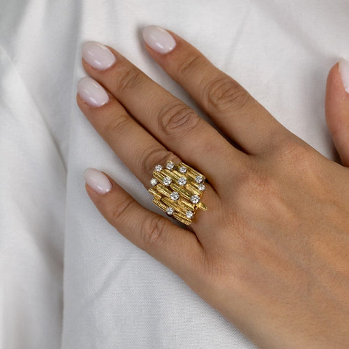 Bague 53 Bague vintage des années 1970 en or jaune texturé et diamants, 1 ct 58 Facettes