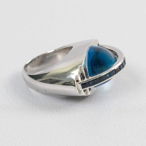 Bague 54 Bague œil en or blanc 18 carats, topaze bleue cabochon et saphirs baguette 58 Facettes