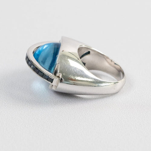 Bague 54 Bague œil en or blanc 18 carats, topaze bleue cabochon et saphirs baguette 58 Facettes