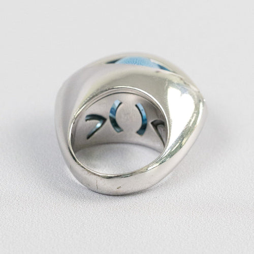 Bague 54 Bague œil en or blanc 18 carats, topaze bleue cabochon et saphirs baguette 58 Facettes