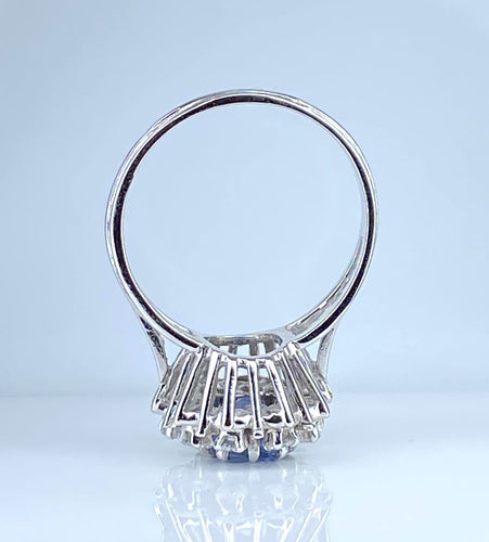 Bague 56 Bague marguerite en or blanc 18 carats, saphir de Ceylan et diamants 58 Facettes AB750