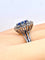 Bague 56 Bague marguerite en or blanc 18 carats, saphir de Ceylan et diamants 58 Facettes AB750