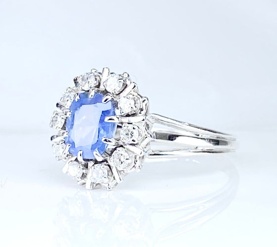 Bague 56 Bague marguerite en or blanc 18 carats, saphir de Ceylan et diamants 58 Facettes AB750