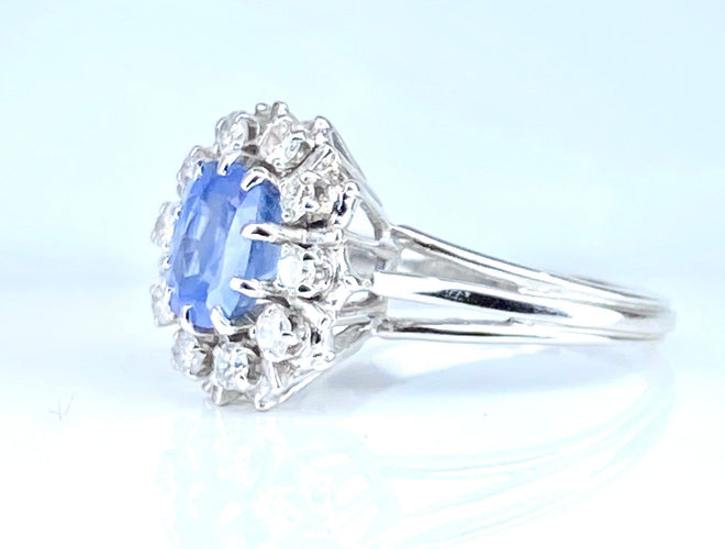 Bague 56 Bague marguerite en or blanc 18 carats, saphir de Ceylan et diamants 58 Facettes AB750