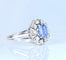 Bague 56 Bague marguerite en or blanc 18 carats, saphir de Ceylan et diamants 58 Facettes AB750