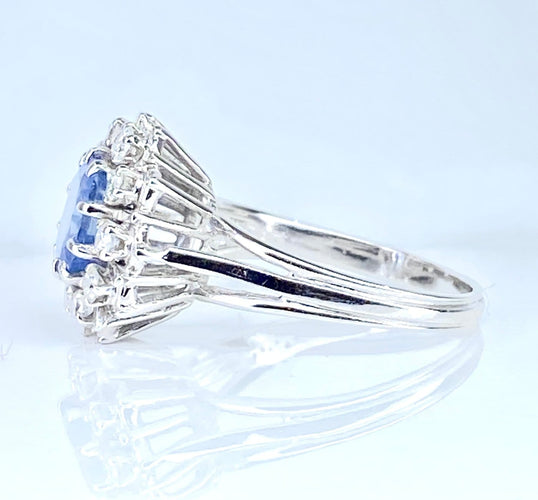 Bague 56 Bague marguerite en or blanc 18 carats, saphir de Ceylan et diamants 58 Facettes AB750