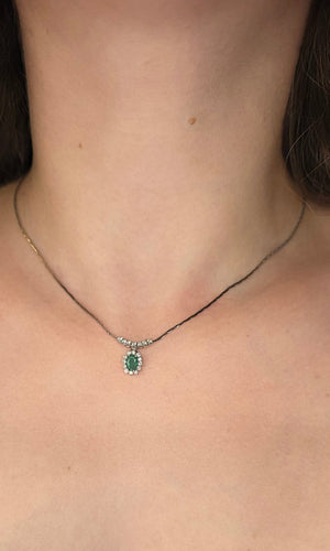 Collier MATY - Collier avec pendentif en or gris 750/1000, émeraude ovale et diamants taille brillant 58 Facettes Collier MATY