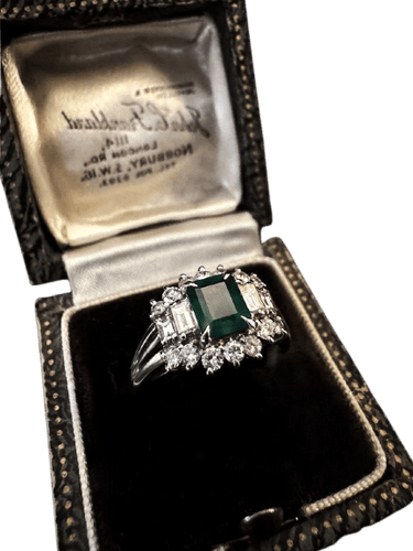 Bague 54 Bague en platine avec émeraude et diamants, années 1950 58 Facettes Ref 4323MT