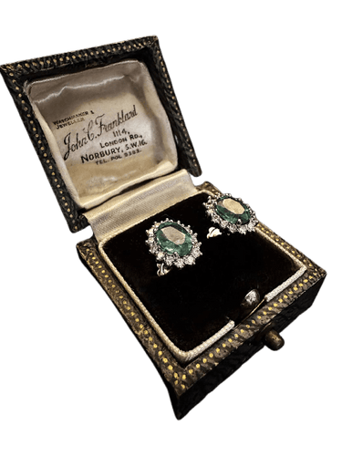 Boucles d'oreilles Boucles d’oreilles en or blanc 18k avec émeraudes et diamants 58 Facettes Ref. 140MP
