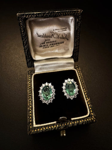 Boucles d'oreilles Boucles d’oreilles en or blanc 18k avec émeraudes et diamants 58 Facettes Ref. 140MP