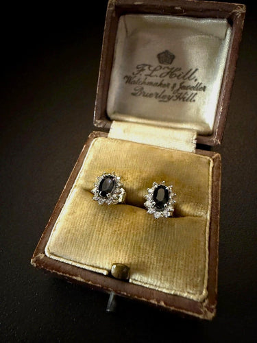 Boucles d'oreilles Boucles d’oreilles ovales en or blanc, saphirs et diamants 58 Facettes Ref 4592AT